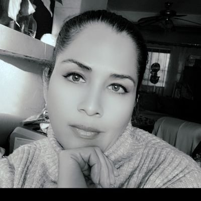 lauravalenz25's profile picture. 