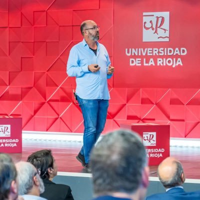 Catedrático de Química Inorgánica en la Universidad de La Rioja.