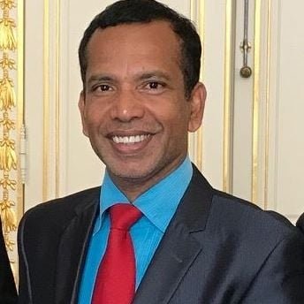 Journaliste à Réunion Première (F. Télévisions)
Docteur en Histoire (Univ. de La Réunion)
PBD - Sâman Award (2021)- INDE