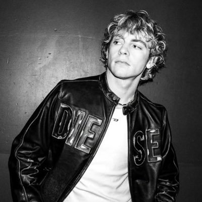I love boys with leather jacket 🖤🏳️🌈
Colombia 🇨🇴