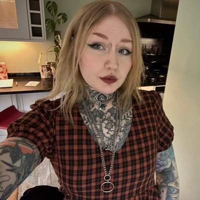plant, cat and spider mother. vegan🌱 asd 🌞 @robcryptx💍 witch & forest dweller 🍂 tattooist ✨🍄 queer 🏳️🌈 she/her