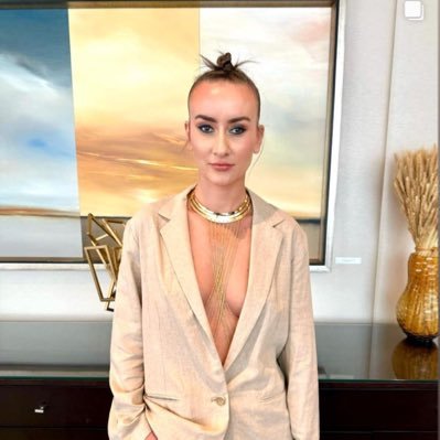 AnneNoble_'s profile picture. 🥛🍯 • 🇵🇱🍁🏡🐢🏝 • 🌍☮️