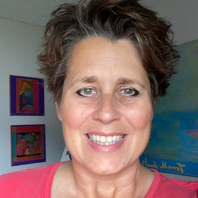 Official Canva Creator, content strategist, Podia website & course setup. Foodie, traveller & joyful, life-loving entrepreneur.