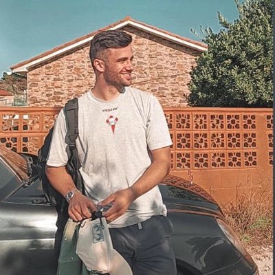 albertovm98's profile picture. Secretario de Chete Rivera @desdeelavenida. Lagueroangelino y sufridor del Racing.
Capuchón rancio, de los de negro y sin música.