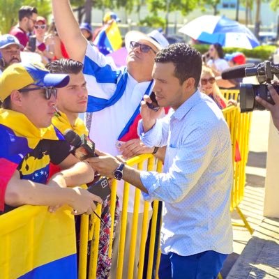 Comunicador venezolano 🇩🇴📍| Presentador y locutor de noticias de AN7 Amanecer en @Anoticias7 | ✉️ javierlunarc@gmail.com
