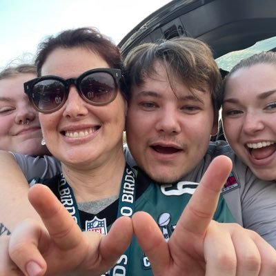 boodgieb's profile picture. GO BIRDS! 🦅 Golden Swiftie 🫶