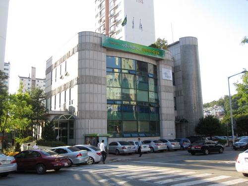 반갑습니다~! ^-^ 수원 동남부에 위치한 교통과 교육의 중심지이며 전국에서 가장 젊은 도시, 영통1동이랍니다. 생생하고 유익한 정보교환으로 우리 함께 살기좋은 영통1동 그리고 수원시를 만들어가자구요~. ^-^ 감사합니다.