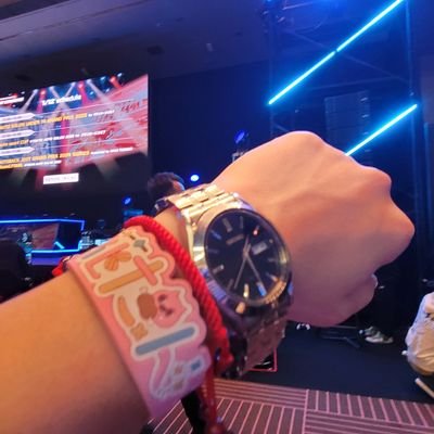 路地に生えるふらわりすと🌻🍖。ひっそりとタロット占い師もやってます。本業は今んとこプアリーマン。どこかのプロe-sportsチームのマネージャーもやってます。EN/JP 🌻🍖and🕊🍻🐺