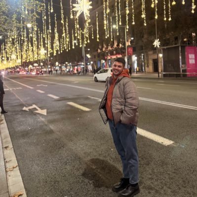 Doctorando en #sociolingüística de la entonación en la UV. Fonética y fonología del español. Corrector ortotipográfico. Profesor de ELE