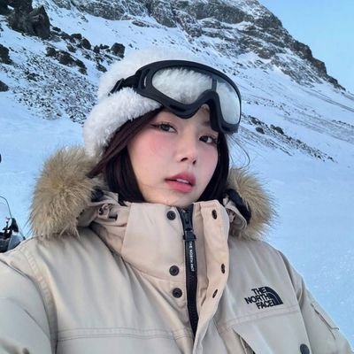 ChloizmPnlope's profile picture. Life's good, u should get one