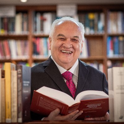 Doctor Caupolicán Ochoa Neira, Abogado de los Tribunales de Justicia de la República, con 46 años de trayectoria al servicio de la justicia. Cuenca - Quito.
