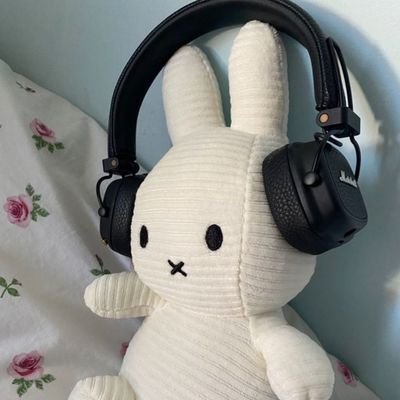 fã de música e de plantas
caloura de eng. química