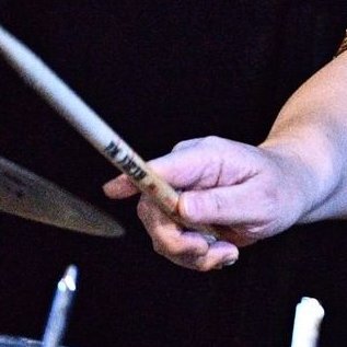 【バンドとお客様から評価される「ドラムを使う音楽家」になるお手伝い】昭和式根性練習による「遠回りと故障」でデビューを棒に振った男😱正しい伝統奏法を知ったらハコバン、サポート、メジャー経験を続けて獲得、現在もサポート・講師として活動中👍🏻ドラム初心者さんのレベルを爆上げ支援💪手首が硬いとお悩みの方の相談実績多数