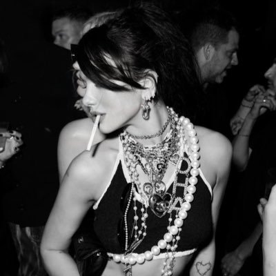 💍@DUALIPA | as vezes otimista igual a dua lipa, as vezes pessimista igual a lana del rey (mas tento ser mais dua lipa