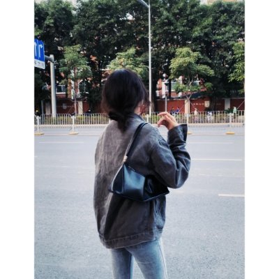 karol_la95's profile picture. I got that red lip, the classic thing that you like.