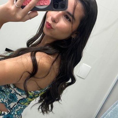 gabrj3lla_'s profile picture. “aquela pessoa que está sempre à frente”