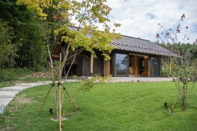 COTTAGE_Wagan's profile picture. 八ヶ岳の南麓にある一棟貸しコテージが八ヶ岳のふもとにオープン!
大きな窓に木の温もりを感じる内装、そして土間に造り付けられたソファからは四季折々に表情を変える自然を間近に感じられます。
JR小淵沢の駅やインターチェンジからも近く、「道の駅」や人気のレストランも。

https://t.co/WngqbIWsEH