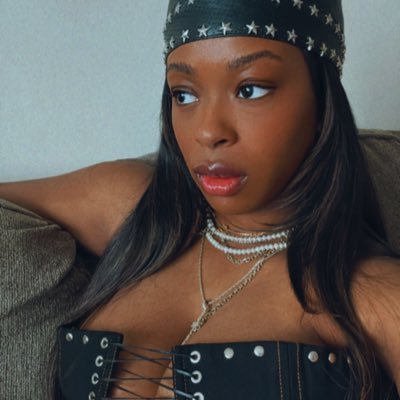 shenglex_'s profile picture. Who This Girl In The Back Of The Room?