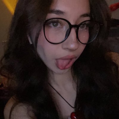 analissealbino's profile picture. just here to giggle