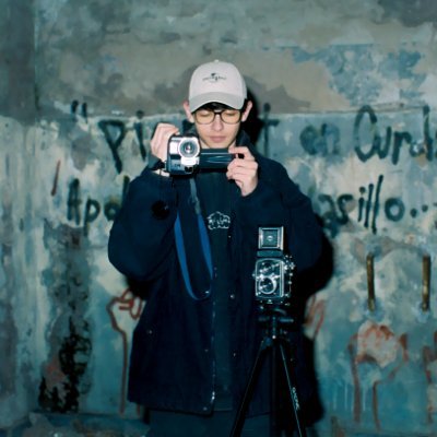 Mi personalidad se basa en sacar fotos analógicas, usar una filmadora a cassete e ir al cine.