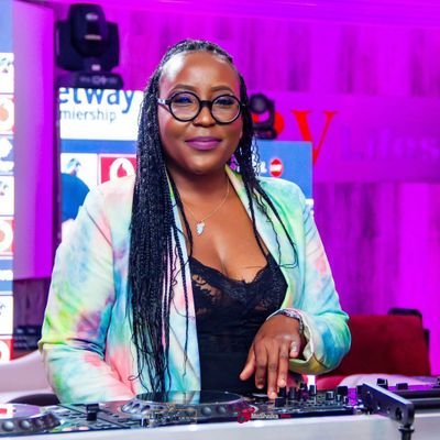 Orlando Pirates ☠️💀☠️
Soul & Rnb Dj 🎚️🎛️🎚️
📩Ntsona92.music@gmail.com