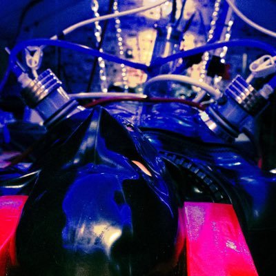Fetish & rubber kinkster with Serious Kit Milker, Rubber Vacuum suit and ⚡️some electro & AquaStim gear too. A switch now so experienced players msg me & chat👍