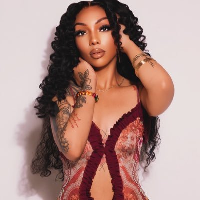 I talk my shit here👋🏽 . “DÉJÀ VU” out on all platforms🎶🎤✨MVP COLLECTION🖤 MVP KITCHEN👩🏾🍳