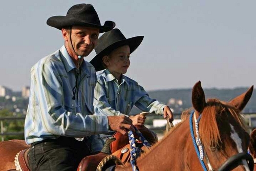 Ausbildung von Pferden und Reiter. Westernreiten, Barrel Race, Handel mit Reitsportzubehör