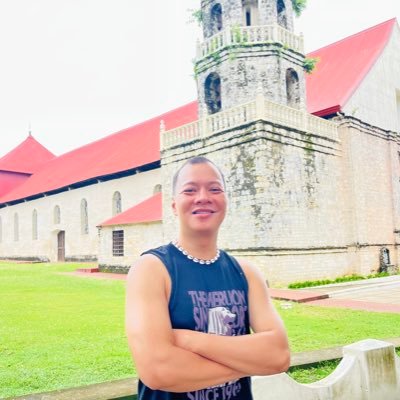 BabitDeLuna's profile picture. Left of the middle.
