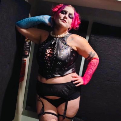 Quinn•she/they•32\\Free Palestine🇵🇸\\ BLM\\ spoopy queer alien queen👻🏳️🌈🛸\\ actor&performer\\expert on all tall, dark-haired, mentally ill funnymen💘