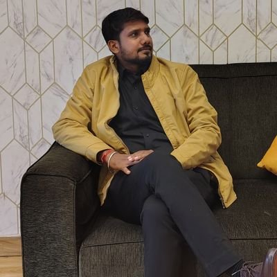 KingJaiswal91's profile picture. युद्ध नहीं जिनके जीवन में,वे भी बहुत अभागे होंगे
या तो प्रण को तोड़ा होगा
या फिर रण से भागे होंगे
दीपक का कुछ अर्थ नहीं है
जब तक तम से नहीं लड़ेगा