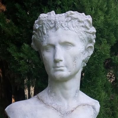 Joaquín González-Echegaray propuso en 2013 para Santander una estatua de Augusto: primer fundador de la ciudad. Yo no estudié historia, solo soy muy fan.