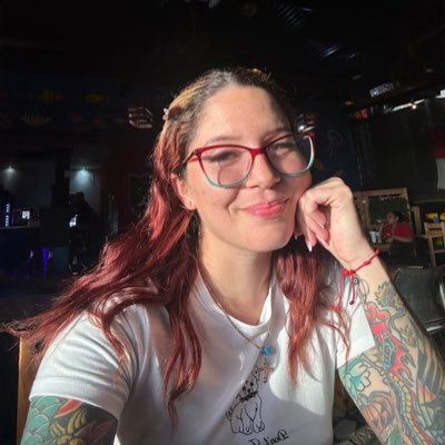 Tatuadora. Abogada. Estoy atrapada en este cuerpo de humana. Debí haber sido un gato.