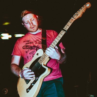 🎸 @tenmosummerband // Just wants to sit around talking about Warped Tour bands & random drought-era Bills players.