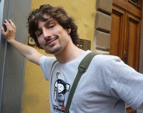 Creador incomprendido , melómano clásico . Poeta de la vida . Fan de tus labios.