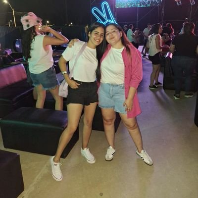 AnaGamarraT's profile picture. A medias, nada.