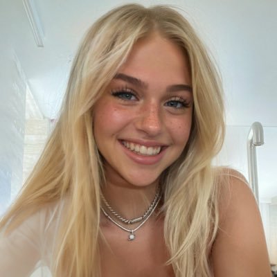 wildsophiaa's profile picture. Your favorite college girl🌼