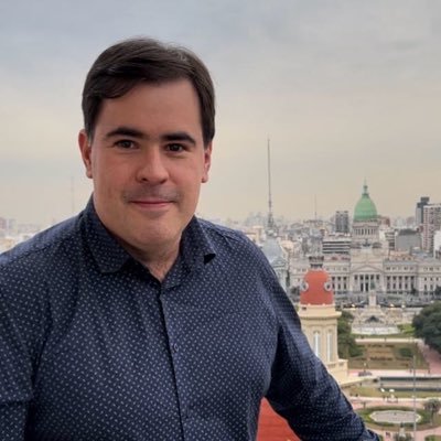 Doy clases, analizo campañas y miro elecciones como otros miran series. Partidos, legislaturas y agendas. La brújula: un espresso bien servido.