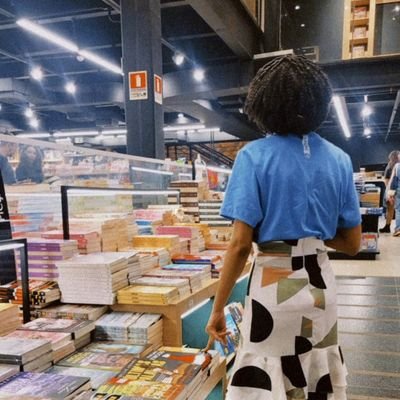 • completamente apaixonada por livros e mundos fictícios 🤌🏼