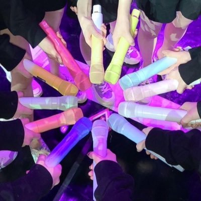 ❤️아이즈원- 강혜원 / 🧡르세라핌 - 홍은채 / 💛아일릿 - 사카이 모카 / 💚최애즈- 뿌꾸즈, 만두즈, 99즈