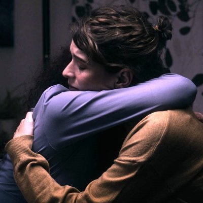 𝘼𝙗𝙧𝙞𝙡 𝙨𝙚 𝙛𝙪𝙚 𝙚𝙣 𝙣𝙤𝙫𝙞𝙚𝙢𝙗𝙧𝙚 es un cortometraje de ficción sobre suicido y el proceso de duelo que atraviesan los supervivientes.