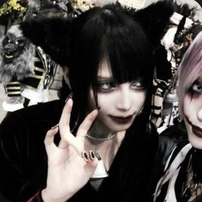ああ、私たちはお互いを愛し合うことを夢見ています ああ、私たちは目覚めて殺し合うことになるのだろうか? さあ、寝てください、私たちはお互いを愛します。抱き合えば息もできず、唇を重ねて、あなたの甘い香りが