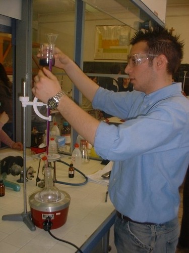 La química es lo mio estar en el laboratorio lo mejor. inventar , experimentar etc.