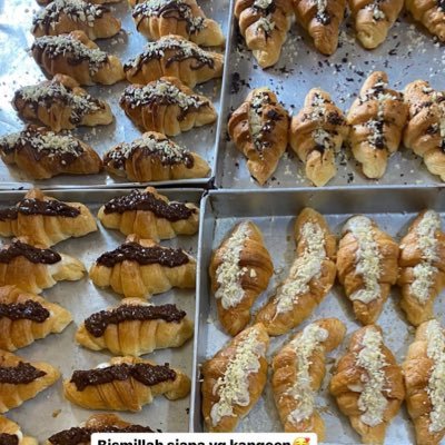 Jual croissant isi vla & aneka snack box khusus daerah Bogor. Terima untuk pesanan acara kantor/lamaran/pernikahan/aqiqahan🙏🏻😇