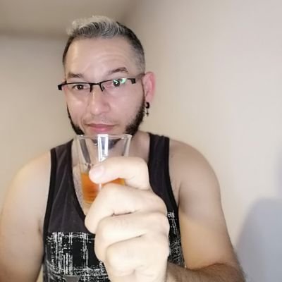 me hubiese gustado ser Cantante, Locutor, Poeta, Actor y Modelo pero no, solo soy un loco extrovertido 😂😜