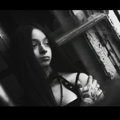 24 y/o //piercings//tattoos//Goth, Rock & Metal Fan// Gamer