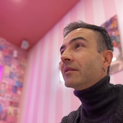 Director de la biblioteca Plaça d’Europa de l'Hospitalet de Llobregat. Fan absolut d'Ovidi Montllor.