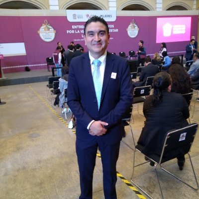 Amo mi vida, a mi familia, amistades y trabajo. Creo en generar un mejor mundo para mi hija.