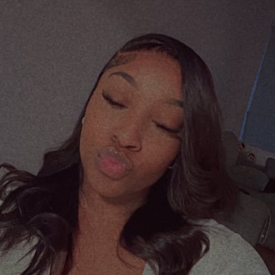 carlapie17's profile picture. 23👑