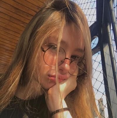 DannaGilbert95's profile picture. Ser una hoja guiada por el viento 🍃